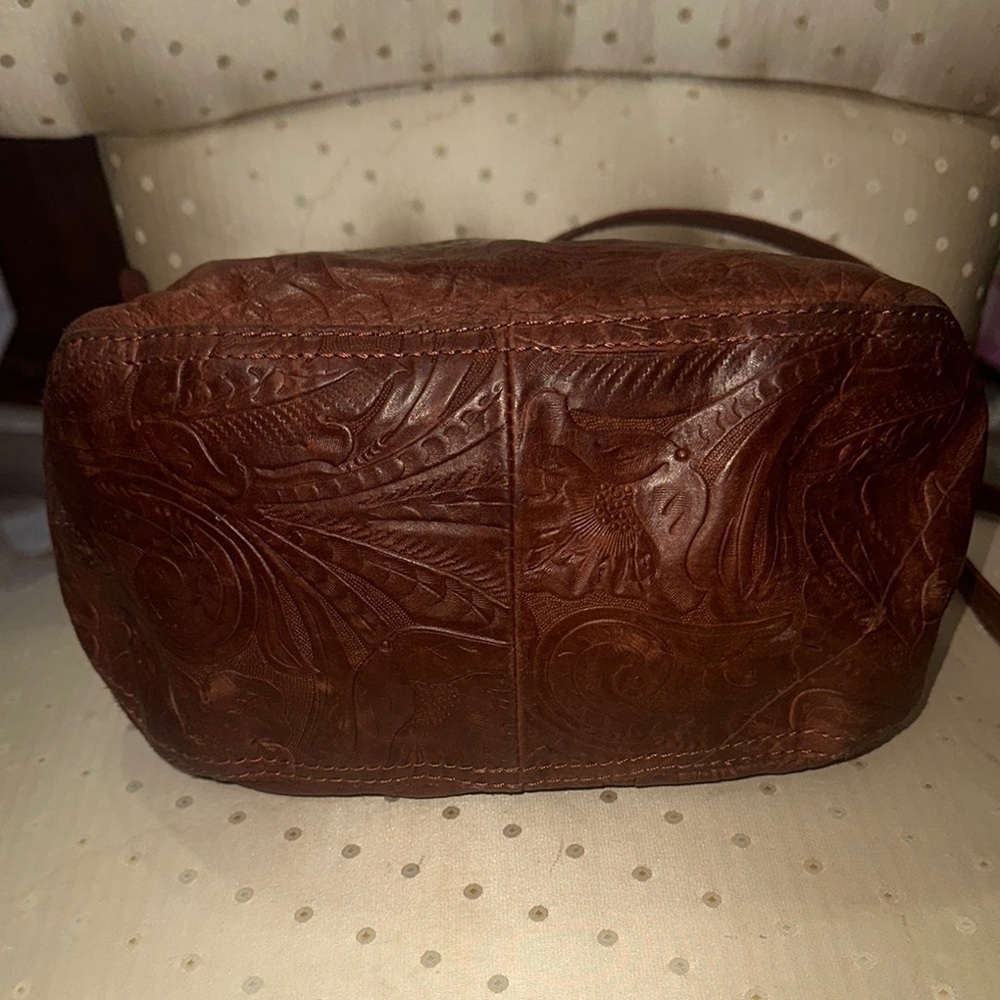 Elegant Brown Leather Shoulder Bag - Picture 10 of 13